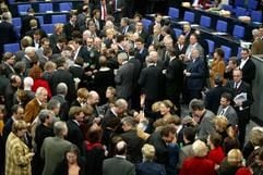 Bundestagsabgeordnete stimmen im Februar 2004 in einer namentlichen Abstimmung über den Haushalt ab. (Archivfoto: ddp)