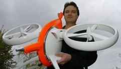 Ein Modell der von ihm entwickelten fliegenden «Löschdrohne» präsentiert Armin Dietrich am Freitag (15.10.2004) im Garten seines Hauses bei Mühlheim am Main. (Foto: dpa)