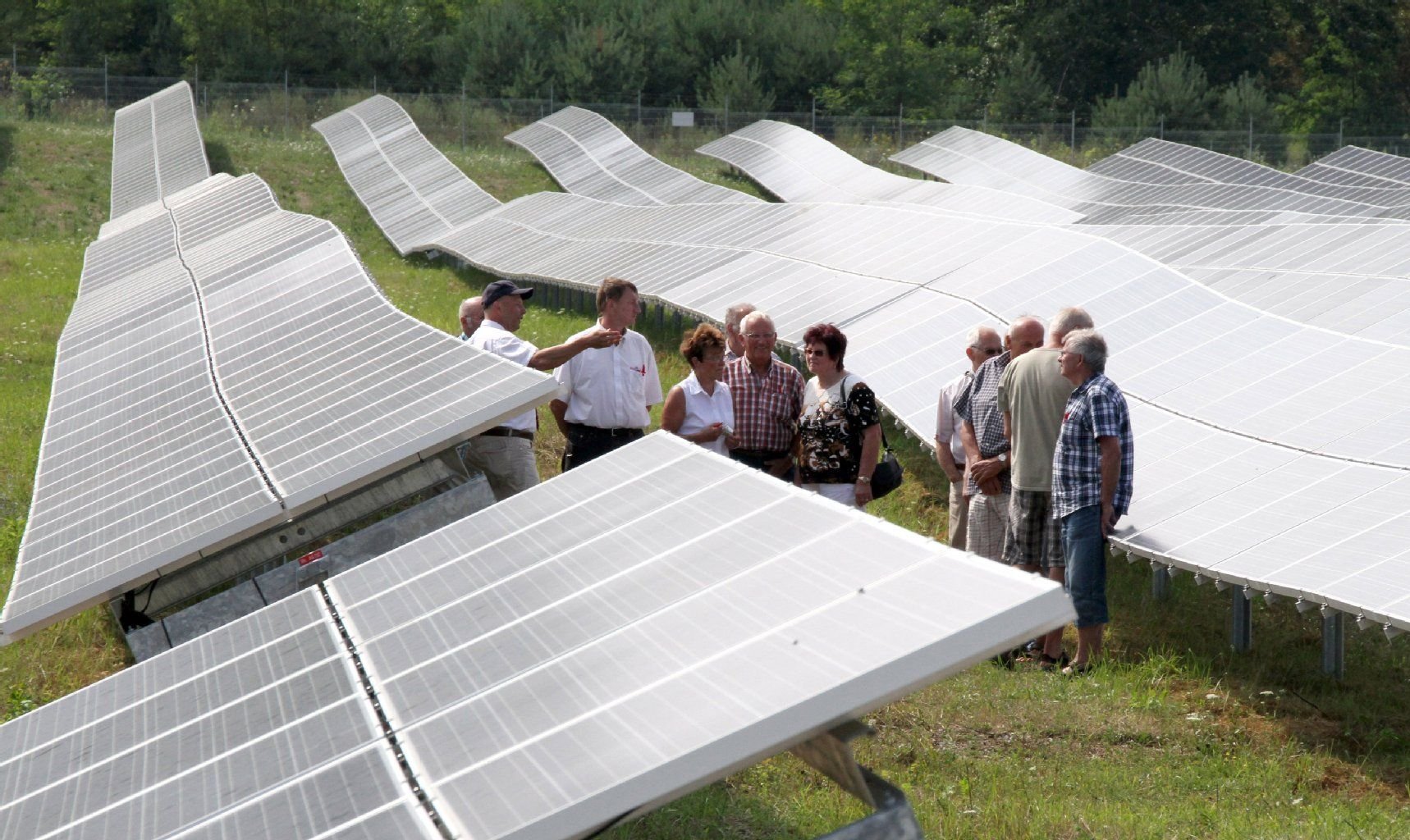 Besucher betrachten am Rande der Ortschaft Staats, Nahe Stendal (Sachsen-Anhalt), bei der Einweihung den Bürgersolarpark «Staats» der IBC Solar AG.
