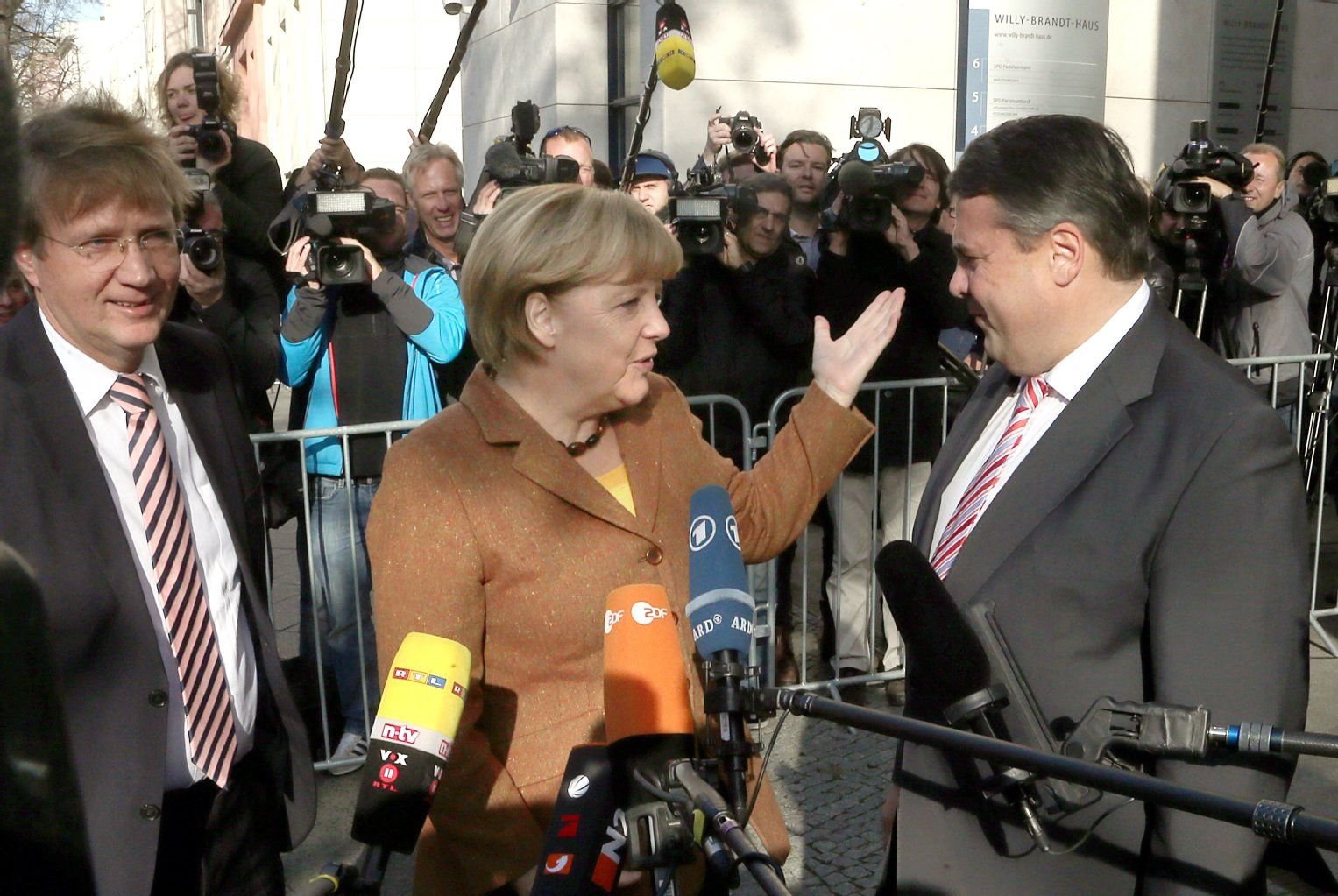 Kanzleramtsminister Ronald Pofalla (CDU, li.) und Bundeskanzlerin Angela Merkel (CDU) werden von Sigmar Gabriel begrüßt.