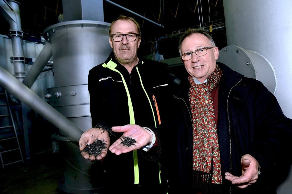 Im ehemaligen Ziegelwerk Reuden startet ein Pilotprojekt zur Herstellung von Futterkohle. Betriebsleiter Harry Eberwein (links) und René Nitsche, Geschäftsführer der Firma Convoris und Unternehmer des Jahres 2007, zeigen das Endprodukt.