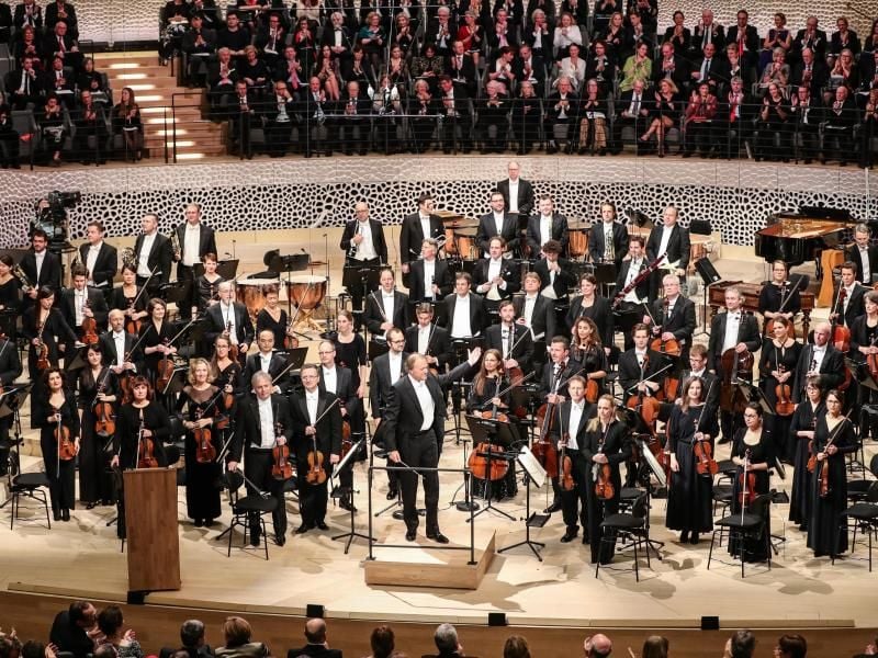 Das NDR Elbphilharmonie Orchester unter der Leitung von Thomas Hengelbrock eröffnet das Klassik-Festival. Foto: Christian Charisius