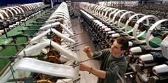 In der Plauener Spinnhütte GmbH wird von Marcel Dietzel reine Naturseide aufgespult. Bis zu 500 Kilometer der hauchdünnen Seidenfäden werden dabei für eine Spule benötigt. Auf der diesjährigen Heimtextilmesse in Frankfurt/Main ist das vogtländische Unternehmen mit der hauseigenen Bettwäschekollektion «Clara S.» mit neu entwickelten Dessins aus Naturseide vertreten. (Foto: dpa)