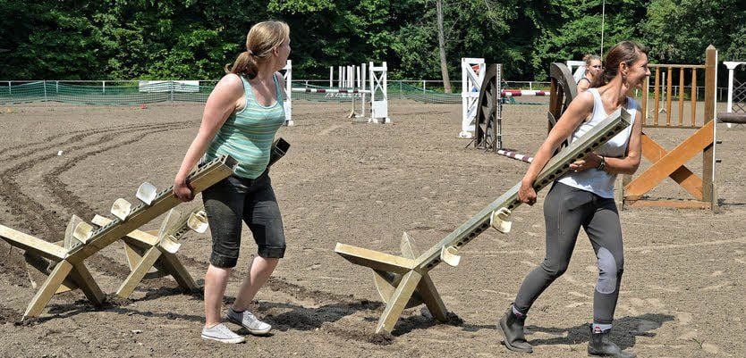 Susanna Knoche und Birgit Naumann holen die Hindernisse auf den Parcours,.