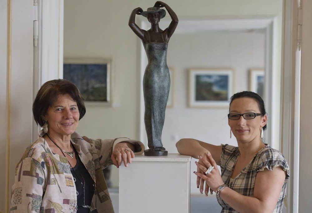 Unter dem Titel „Malerei, Bildhauerei und Schmuck“ zeigen Gudrun Wetzel (Malerei) und Yvonne Hoffmann (r., Schmuck) ihre Arbeiten.