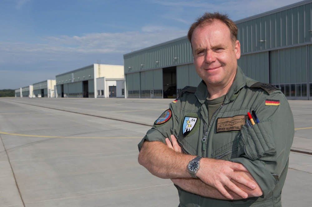 Noch ist der Platz vor den großen Hallen im Fliegerhorst verwaist. Doch ab August, sagt Oberstleutnant Jürgen Haupenthal, zieht Leben ein.