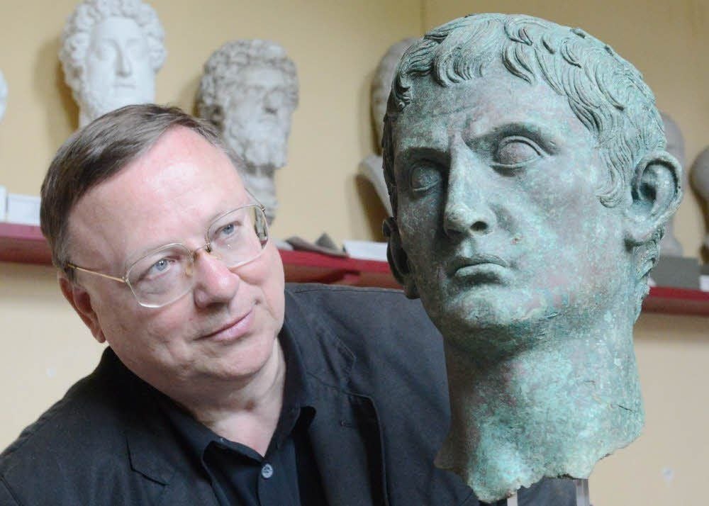 Dieser Augustus-Kopf ist nicht 2.000, sondern nur rund 20 Jahre alt: Professor Stefan Lehmann von der Universität Halle entlarvt immer mehr Fälschungen.