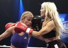 In der beim RTL Promi-Boxen 2002 am Samstag (26.10.2002) in Koeln stattfindenden Begegnung zwischen der ehemaligen Porno-Queen Michaela Schaffrath (l) und der Musikerin Doro Pesch, kann Schaffrath den Kampf nach Punkten fuer sich entscheiden.)