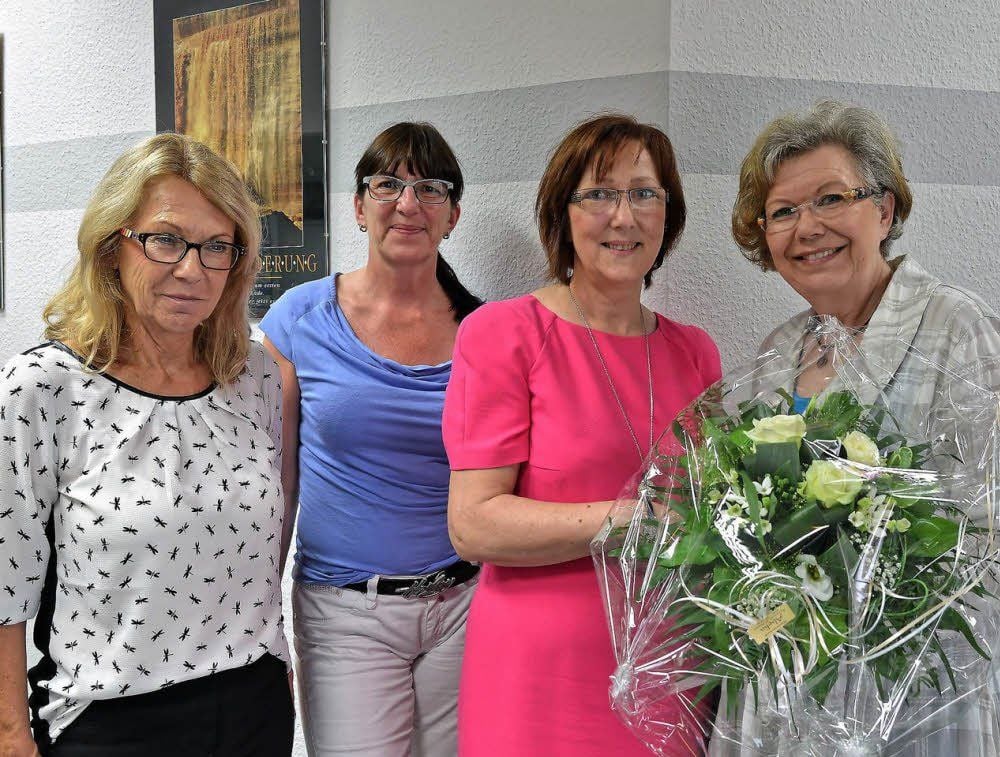 Glückwünsche zum Firmenjubiläum hat Martina Bosse (2.v.rechts) auch von Petra Reichelt, Ricarda Beck und Petra Eckert erhalten (von links).
