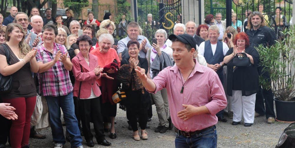 Michael Hirte wird von den zahlreichen Gästen auf dem Schloss in Gerbstedt empfangen.
