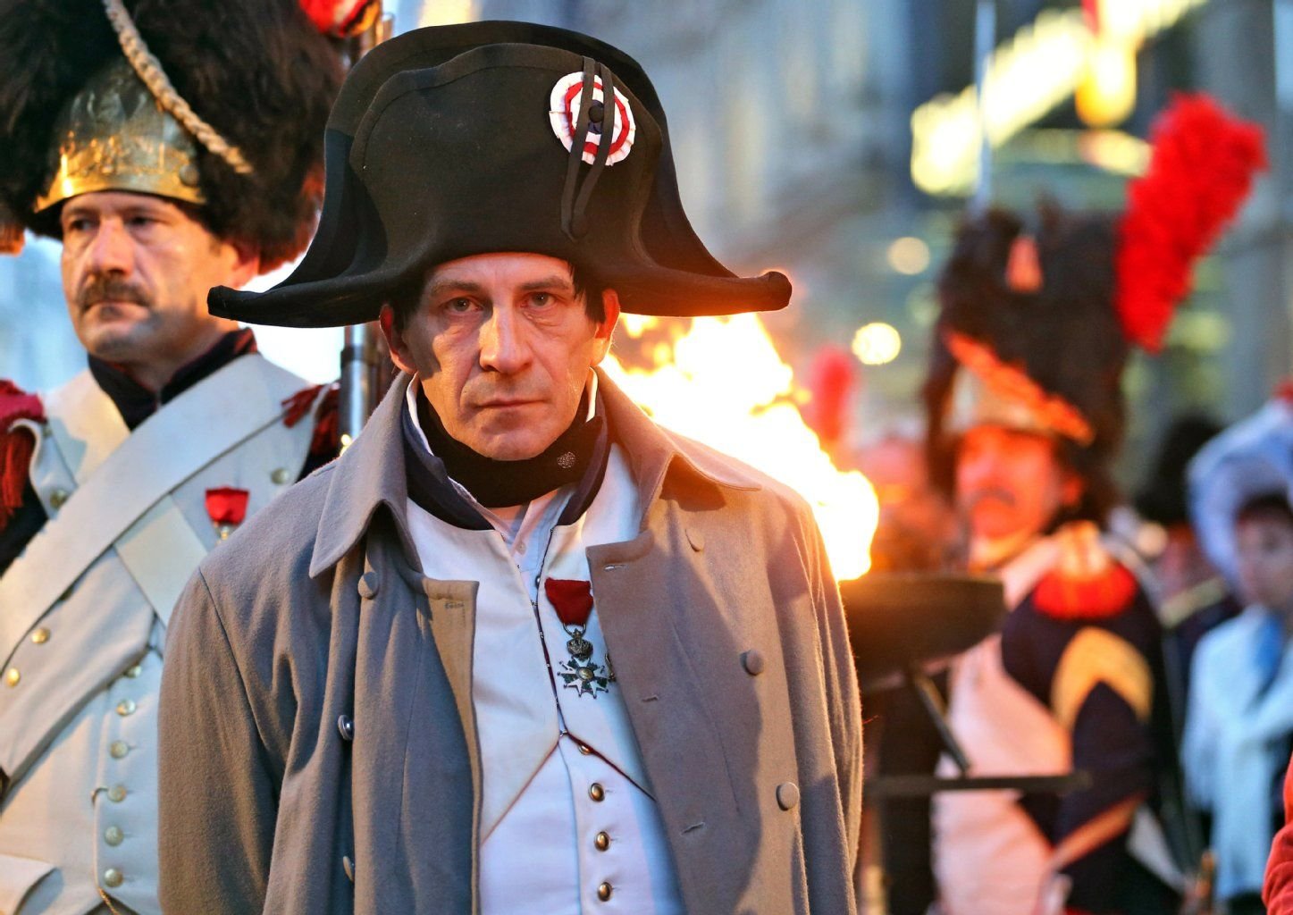 Der Darsteller von Napoleon Bonaparte (ein Franzose) steht während eines Appells der Ehrengarde der sächsischen Leibgrenadiere bei der Eröffnungsveranstaltung zur Nachstellung der Völkerschlacht in Leipzig.