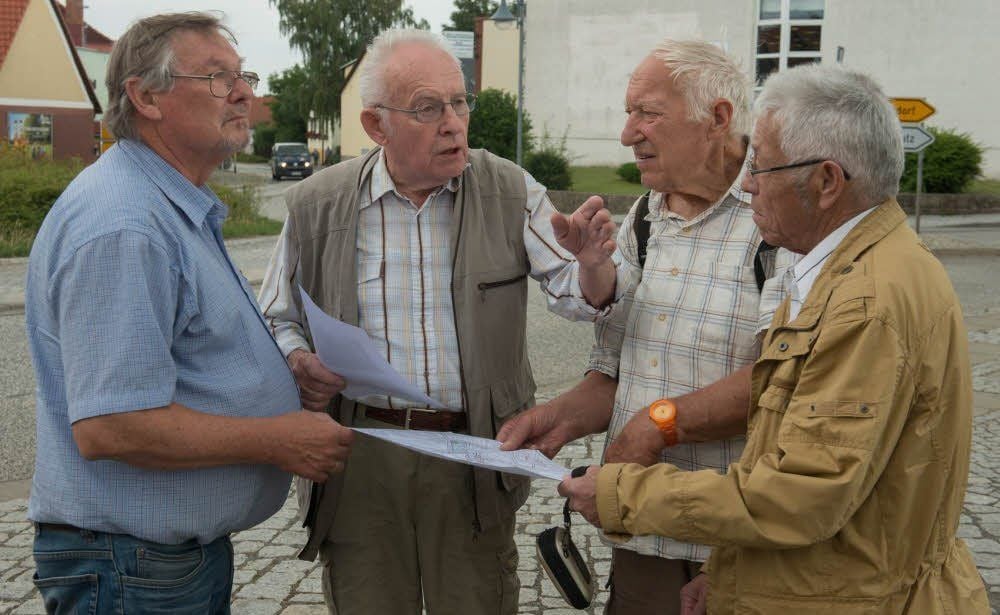 Hans Richter (von links), Joachim Gebhardt, Harald Meyer und Hans Jürgen Winkel an der Stelle, an der Häftlinge auf dem Todesmarsch gingen.