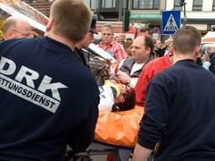 Helfer bringen in Hamburg den zuvor verunglückten Johann Traber junior zu einem Rettungswagen. (Foto: dpa)