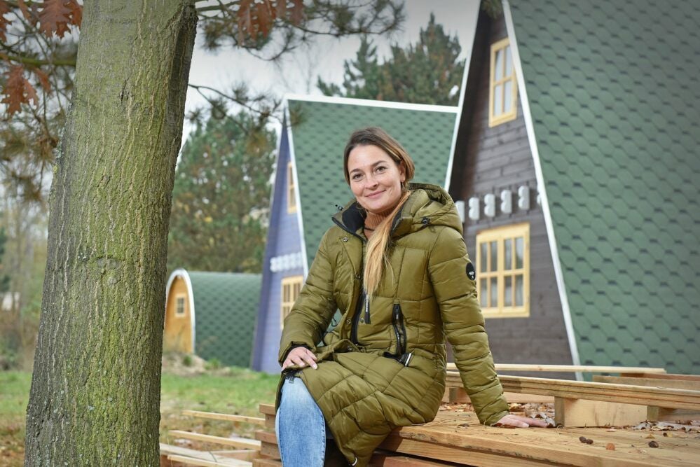 Maria Grütze vor einigen der neuen Ferienbungalows.