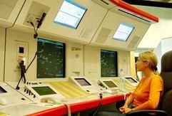 Auf Monitoren und Radarschirmen verfolgt eine Fluglotsin am Donnerstag (15.07.2004) im Kontrollraum der Deutschen Flugsicherung (DFS) in Langen die Flugbewegungen über Deutschland. (Foto: dpa)