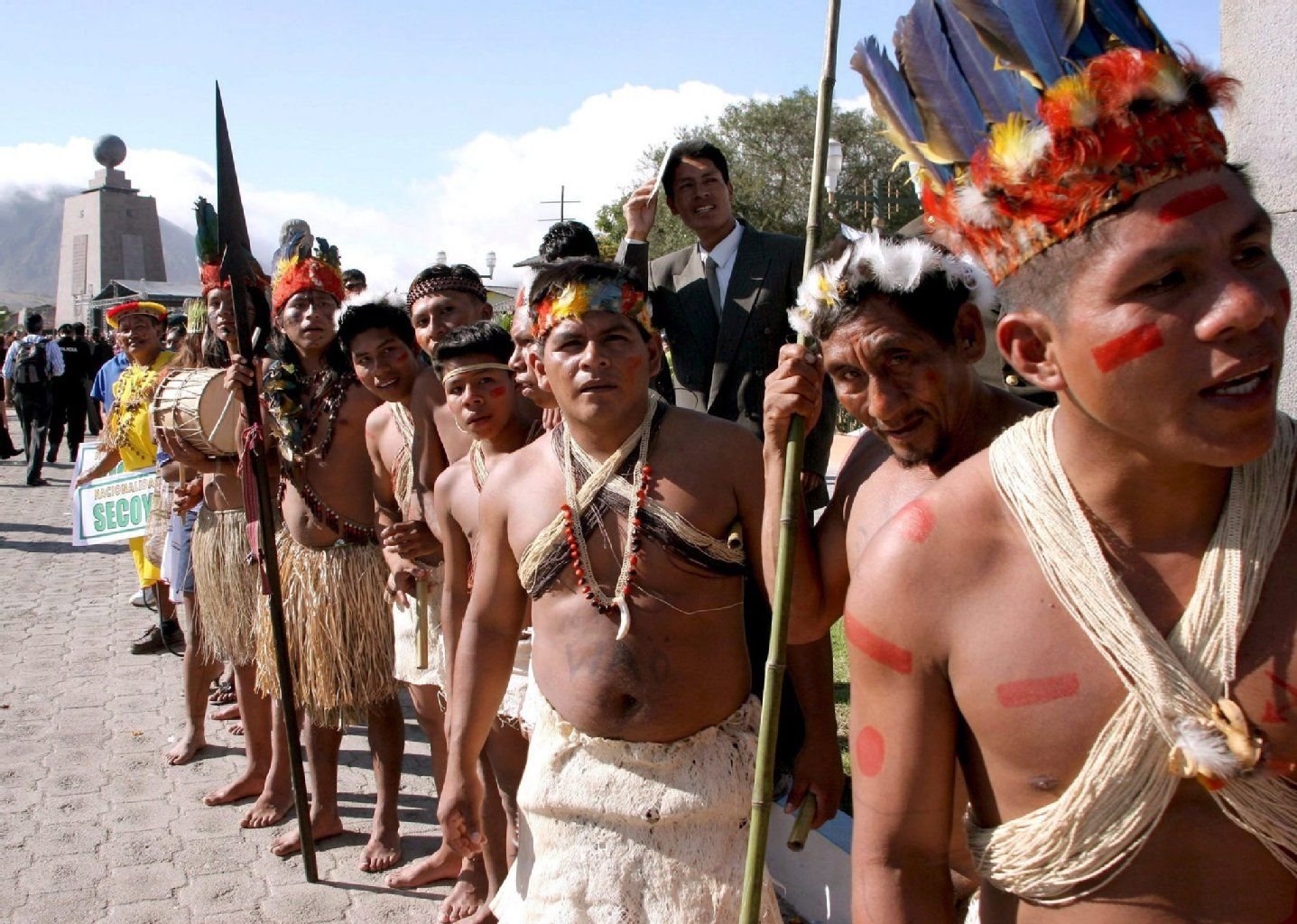 Eine Gruppe von Indios des Huaorani-Stammes während einer Zeremonie.