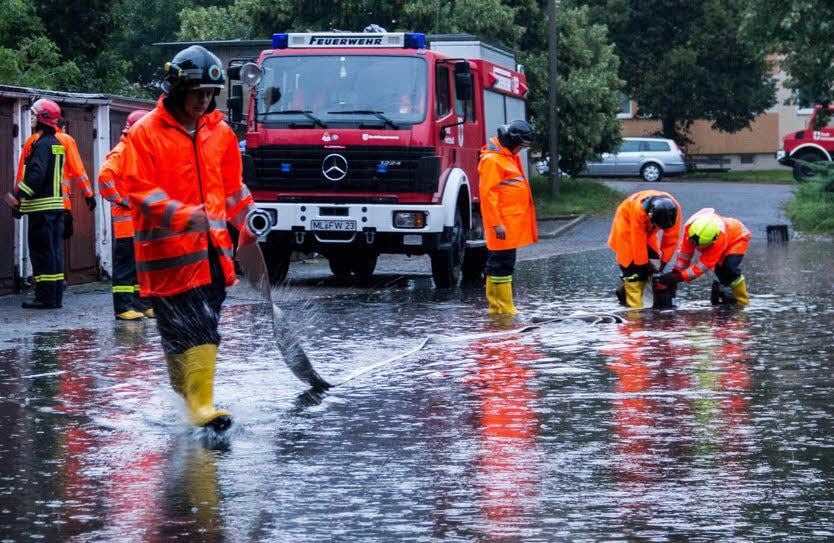 An einem Garagenkomplex in der Fichtestraße hatte sich Wasser gestaut.