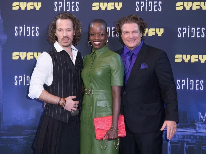 Falk Hentschel (l), Florence Kasumba und Francis Fulton-Smith bei derPremiere der Science-Fiction-Serie „Spides”. Foto: Jörg Carstensen/dpa