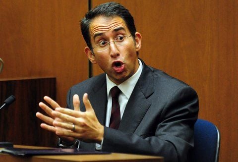 Dr. Nader Kamangar gestikuliert während seiner Aussage im Zeugenstand im Prozess um den Tod von Popstar Michael Jackson in Los Angeles. (FOTO: DPA)