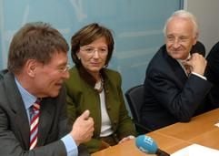 Bayerns Ministerpräsident Edmund Stoiber (r.) mit dem neuen Leiter der Staatskanzlei Eberhard Sinner (l.) der Ministerin für Europafragen und den Bundesrat, Emilia Müller (Foto: dpa)
