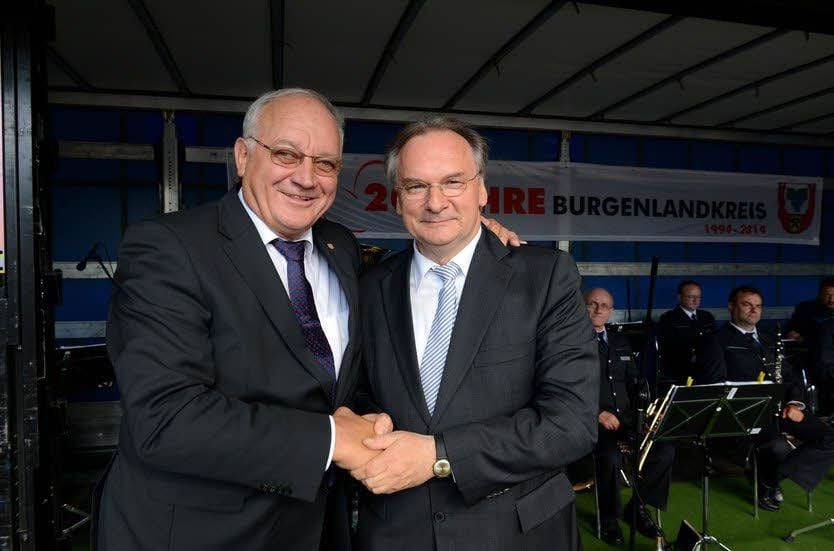 Ministerpräsident Reiner Haseloff (rechts) dankt dem scheidenden Landrat Harri Reiche für dessen Arbeit.