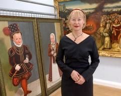 Die Generaldirektorin der Kunstsammlungen Chemnitz, Ingrid Mössinger, steht am Freitag (04.11.2005) vor den Gemälden von Lucas Cranach d. J. «Herzog Christian von Sachsen als Kind», «Herzogin Maria von Sachsen als Kind» sowie «Elias und die Baalspriester» (v.l.). (Foto: dpa)