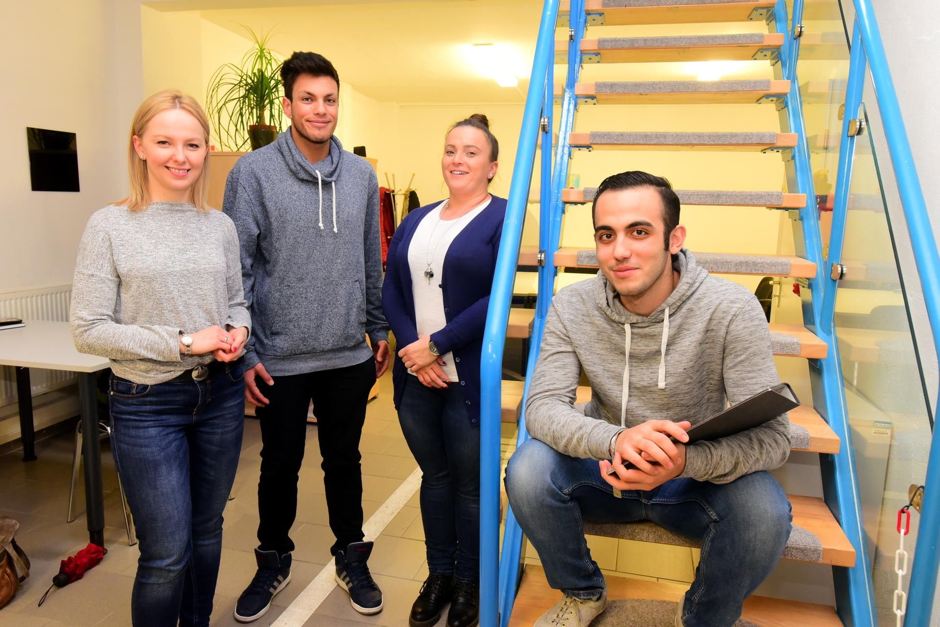 Iwona Kische l (links) mit einem Teil ihres Teams: Die Bufdis Alaiddin Sabbagh, Elzbieta Jablonka und Mohamad Othman.