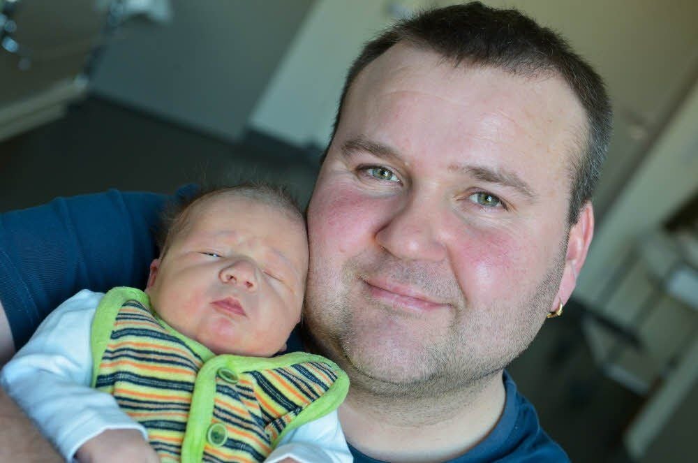 Sascha Turner mit seiner neugeborenen Tochter: Stella kam am 29. Dezember zur Welt.