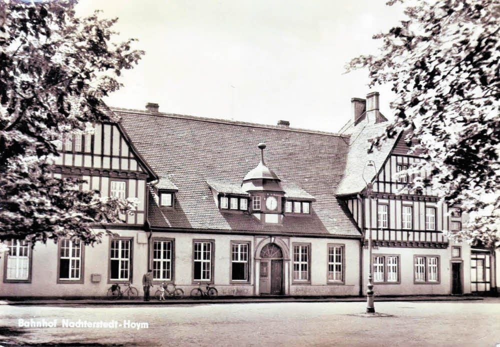 Einst sah der Bahnhof von Nachterstedt - wie hier auf einer alten Postkarte von 1964 - sehr hübsch aus.