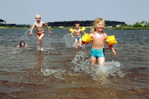 Kinder im Dixfördaer Badesee bei Jessen