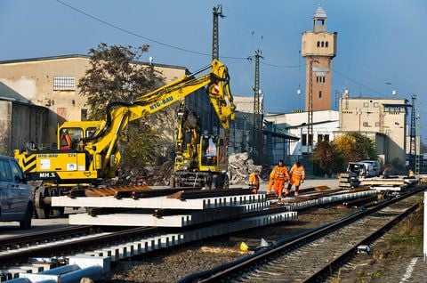 Im Frühjahr 2011 hatten die Arbeiten auf dem Merseburger Bahnhof begonnen. Vom 13. bis 28. November wird der Knotenpunkt voll gesperrt. (FOTO: PETER WÖLK)