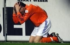 Fußball Bundesliga: Arminia Bielefeld - FC Schalke 04 am Samstag (16.12.2006) in der SchücoArena in Bielefeld: Schalkes Zlatan Bajramovic kniet nach seinem Treffer zum entscheidenden 1:0 fassungslos auf dem Boden. (Foto: dpa)