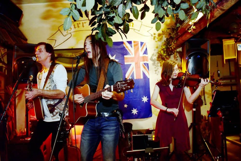 Die Besucher konnten beim Kneipenfest Livebands erleben. So trat die Irish-Folk-Band Larkin am Samstag im Sangerhäuser Rüssel-Pub auf.