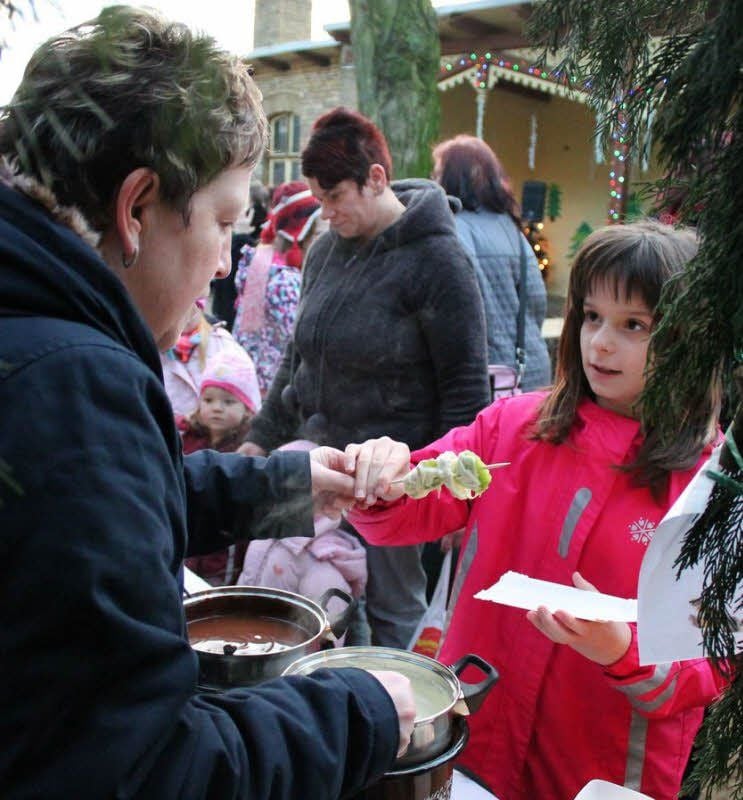 Sehr beliebt bei den Besuchern der Weihnachtsfeier von Reso-Witt waren die Fruchtspieße, die wahlweise in helle oder dunkle Schokolade getaucht werden konnten.