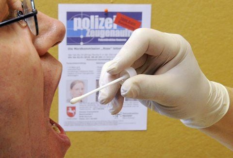 Ein Polizeibeamter entnimmt eine Speichelprobe.