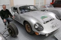 Peter Melkus präsentiert im Dresdner Verkehrsmuseum den einzigen Rennsportwagen der früheren DDR, den RS 1000. Der extrem flache Zweisitzer wurde von 1969 bis 1979 in Dresden gebaut. (Foto: dpa)