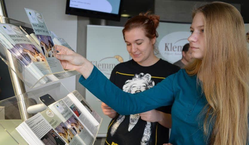 Verena Riedel (li.) und Josefine Schworeck haben sich informiert.