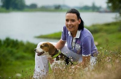Model Katharina Stahn posiert in Mühlanger mit ihrem Hund Sunny. (FOTO: DDP)