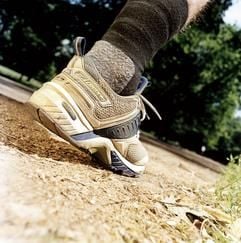 Auf die Passform kommt es an - nur wenn die Laufschuhe perfekt sitzen, macht das Joggen Spaß. (Foto: dpa)