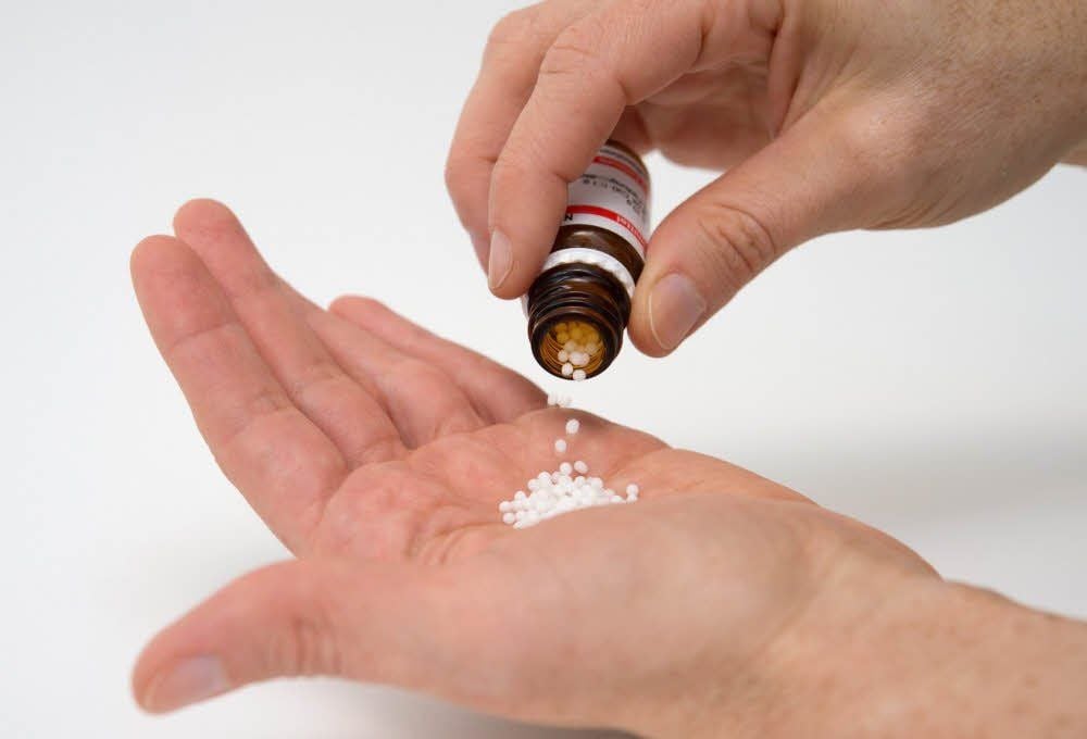 Manch einer schwört darauf: Globuli sind kleine Kügelchen, die von Homöopathen verordnet werden.