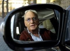Blick in den Rückspiegel des Dienstwagens - Manfred Miller in Stuttgart ist der Chauffeur des Oberbürgermeisters. Geregelte Arbeitszeiten kennt er kaum. (Foto: dpa)