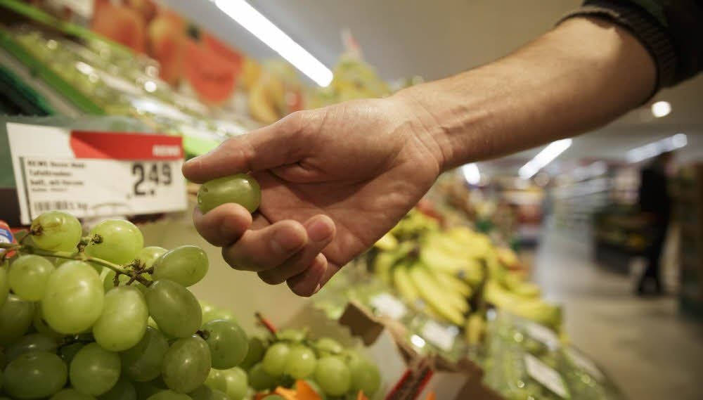 Wer im Supermarkt kostet, begeht laut Gesetz Diebstahl.