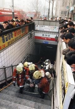 Bei einem Brand in einer U-Bahn der südkoreanischen Stadt Daegu wurden viele Menschen getötet oder verletzt. Es habe sich vermutlich um einen Brandanschlag gehandelt, hieß es. Das Feuer sei während der Fahrt ausgebrochen. (Foto: dpa)