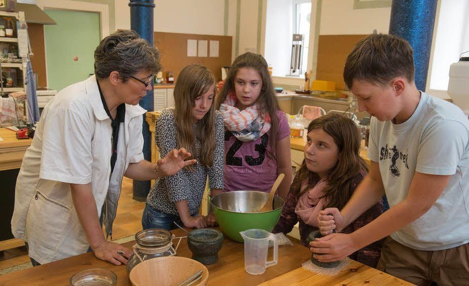 Inhaberin Simone Seiboth erklärt den Kindern die Zutaten zum Kräutersenf.