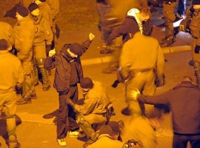 Polizisten untersuchen am Freitag in Dresden die Teilnehmer einer rechtsextremen Demonstration zum 64. Jahrestag der Zerstörung der sächsischen Landeshauptstadt durch alliierte Bombenangriffe am 13.02.1945. Gegen den Aufmarsch von Neonazis in Dresden wollen am Samstag mehr als 10000 Menschen demonstrieren. (FOTO: DPA)