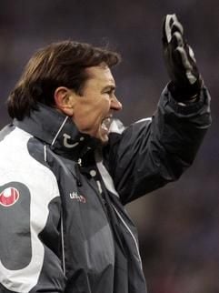 Hannovers Trainer Ewald Lienen gestikuliert am Spielfeldrand. (Foto: dpa)