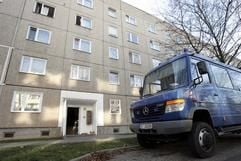 Ein Fahrzeug der Polizei-Kriminaltechnik steht am 15. Dezember 2006 in Sömmerda (Thüringen) vor einem Hauseingang. Ein zehn Monate altes Baby war hier in der Wohnung seiner Mutter verdurstet. (Foto: dpa)