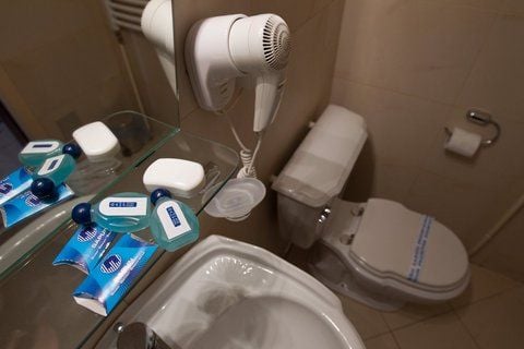 Diverse Produkte zur Körperpflege liegen im Hotel bereit (FOTO: DPA)