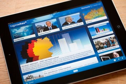Ein iPad, das die App der Tagesschau zeigt, liegt auf einem Tisch. (FOTO: DPA)