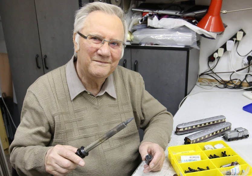 Erwin Knechtel lötet seit den 1940ern gerne an Radios. Gelernt hat er sein Handwerk in den Funkwerkstätten Bernburg bei Alfred Ulrich.